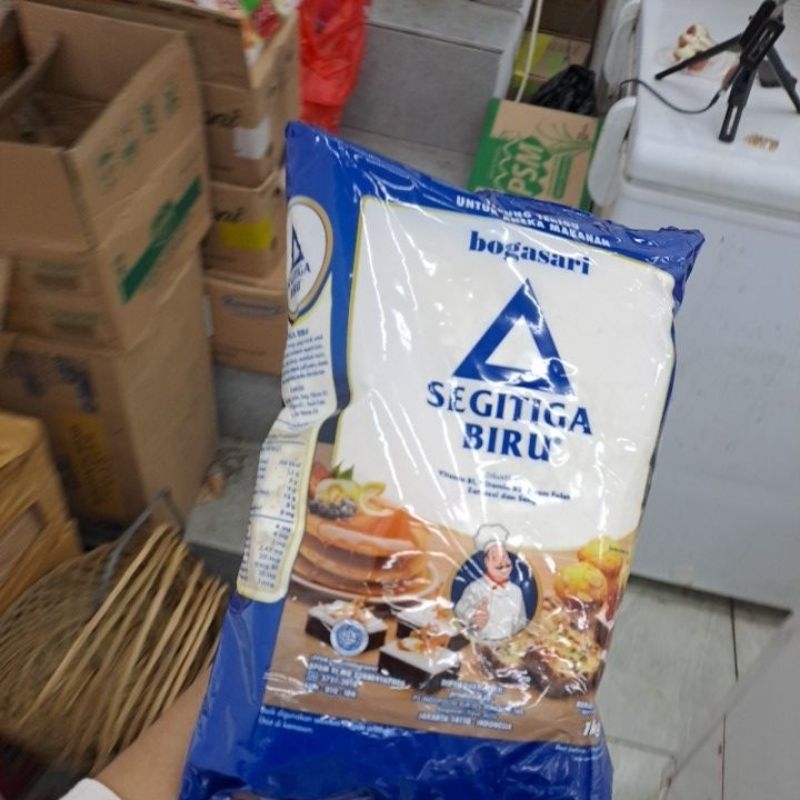 

TEPUNG SEGITIGA BIRUUU