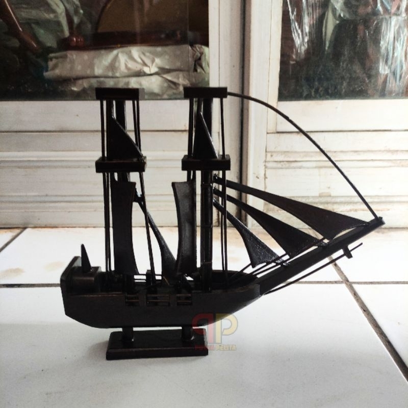 MINIATUR KAPAL LAYAR PINISHI BAHAN KAYU / MINIATUR PERAHU LAYAR