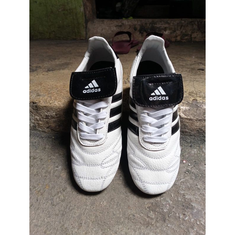Sepatu bola putih , kulit asli 100%