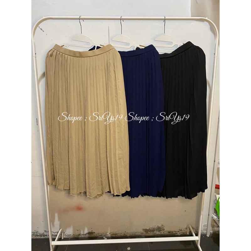 [ PRELOVED ] UNIQLO ROK PLISKET ORIGINAL STORE