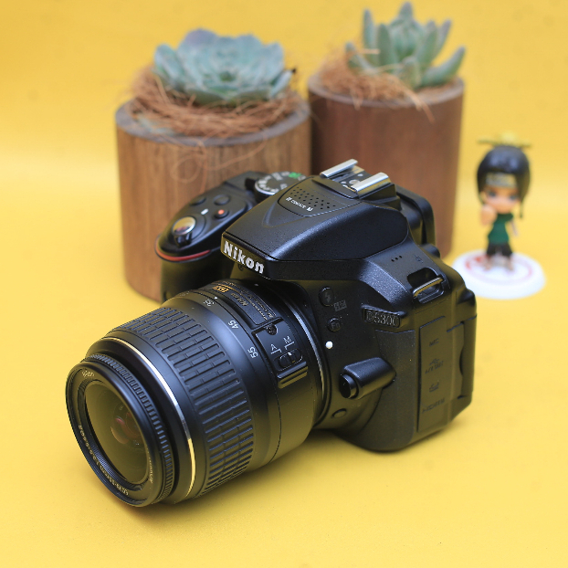 Nikon D5300 Lensa 18-55mm Kamera DSLR Mulus - Garansi