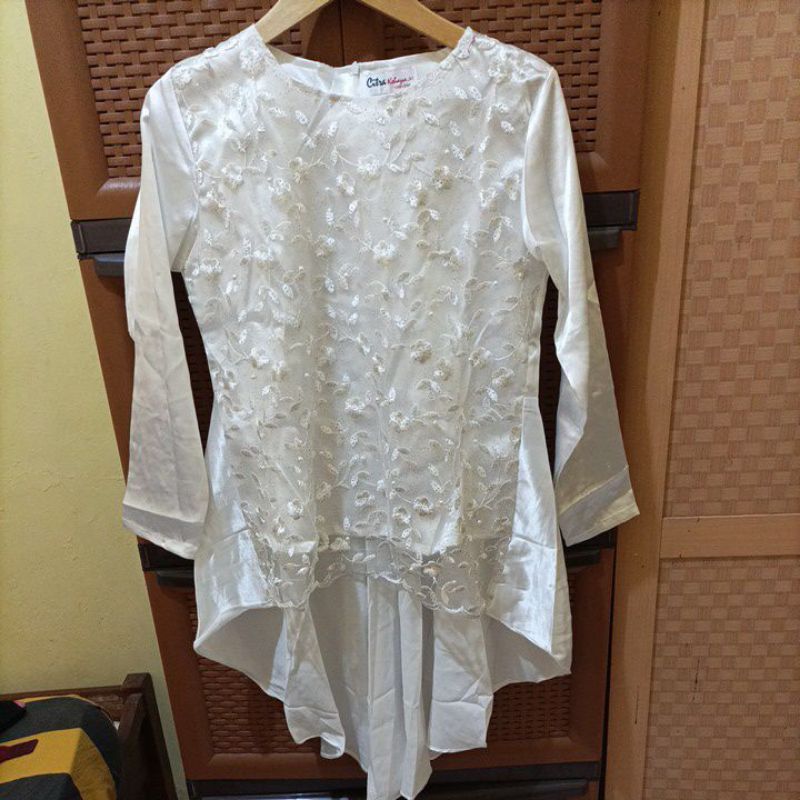 KEBAYA PUTIH TILE KONDANGAN WISUDA