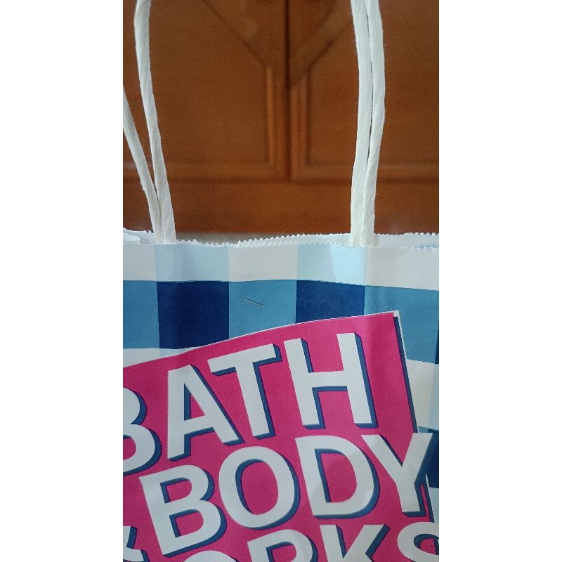 

Paper bag merk bath and body works. masih tersegel