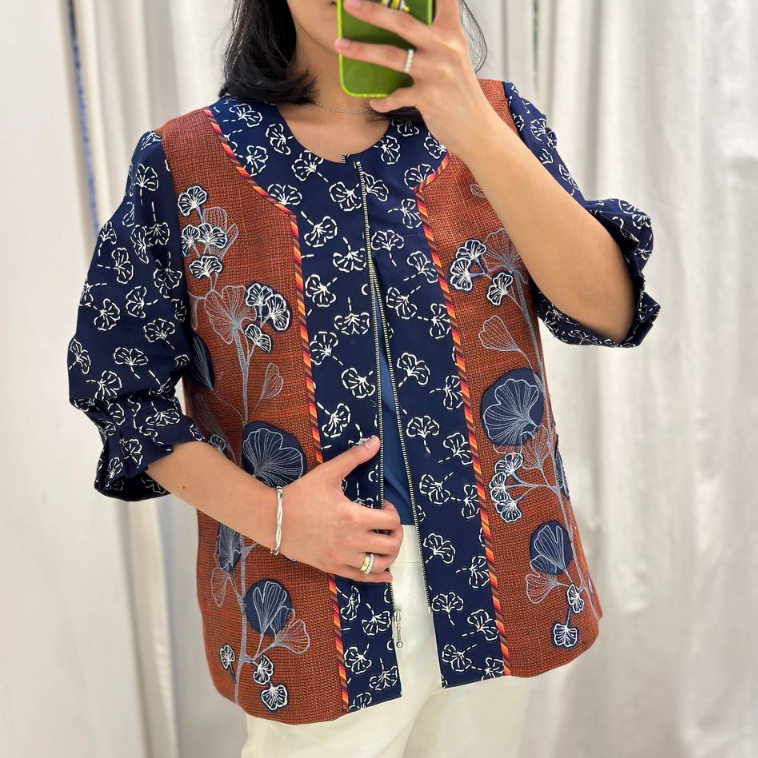 Egni. Batik. Kemeja batik. Ananta top. Navy ginko.