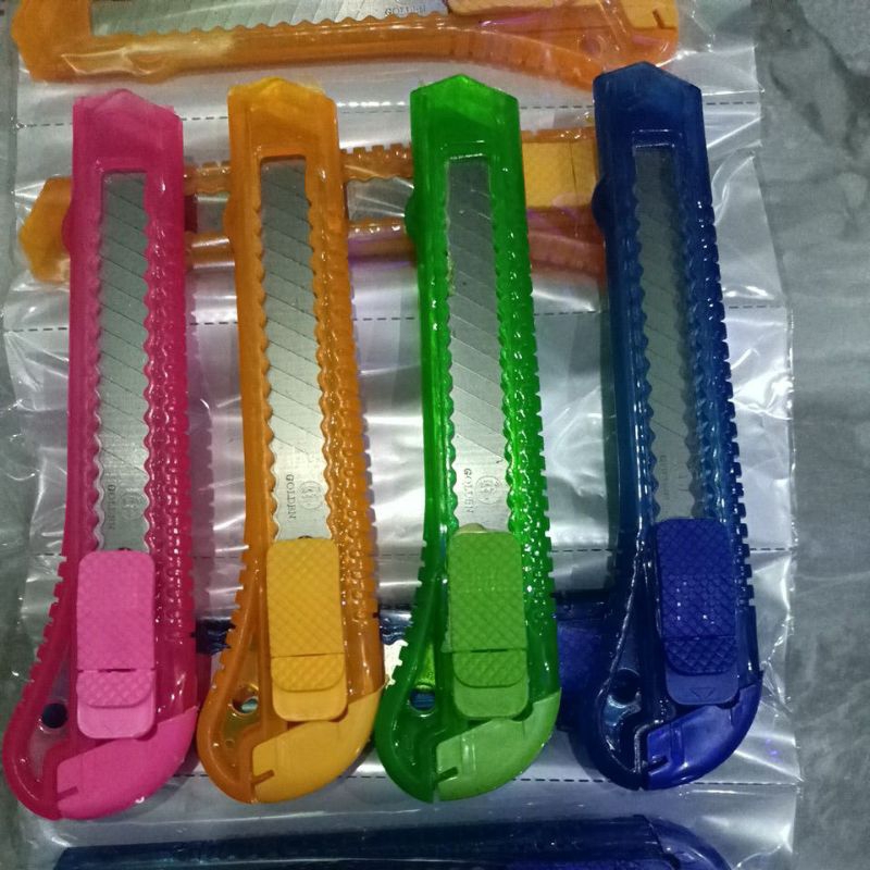 

Pisau cutter murah bening sangat tajam 1 renteng 12pcs