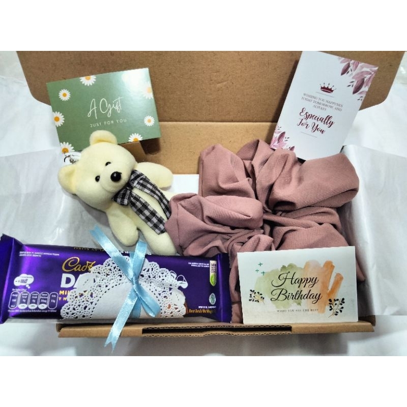 

Hampers Box Cokelat | Hadiah Ulang Tahun Scruncie | Kado Cewek Aestetic Boneka