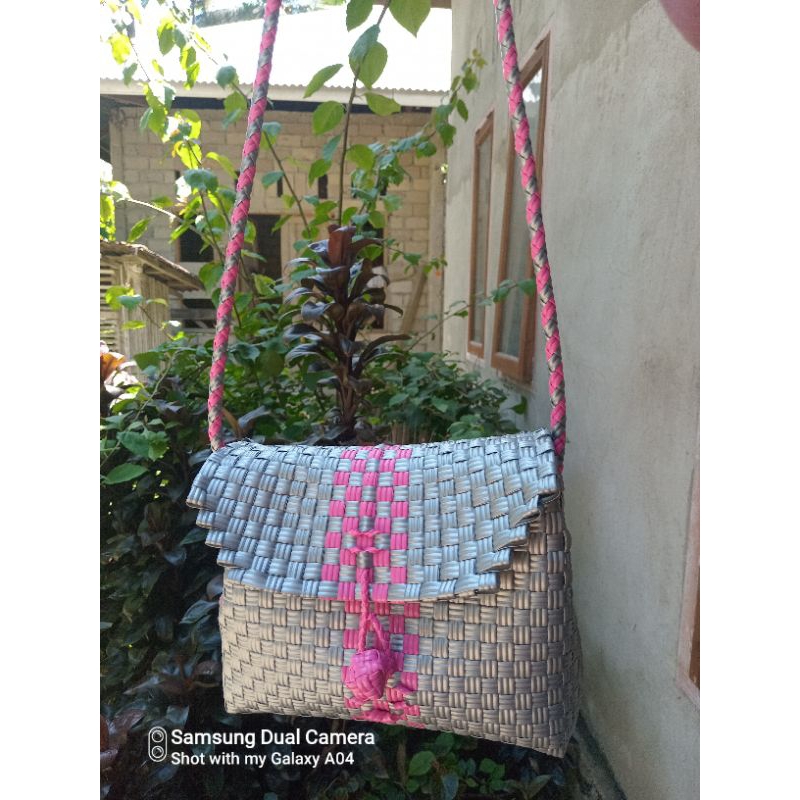 Tas Selempang Anyaman Plastik