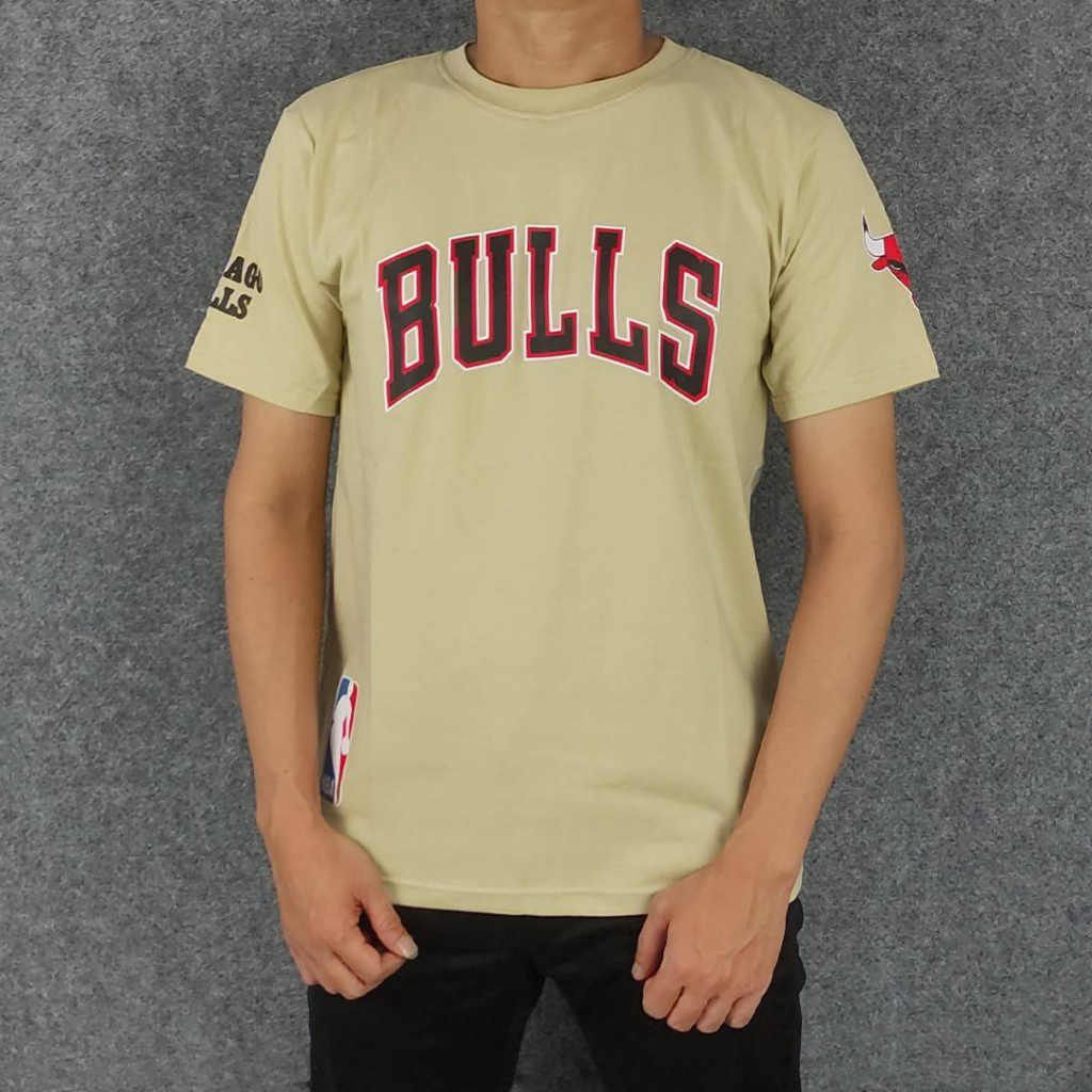 KAOS BULLS BY MITCHELL &amp; NESS - FONT MIRROR KAOS DISTRO PRIA BRANDED LENGAN PENDEK