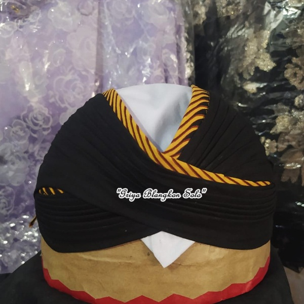 Blangkon Jogja Jebeh Sliwir Hitam Kombinasi Putih