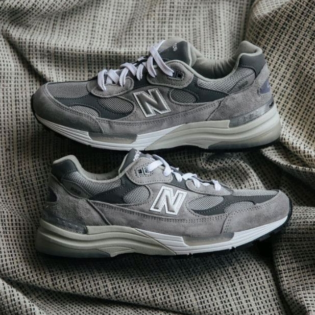 SEPATU SNEAKERS NB 992 GREY