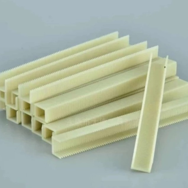 

STAPLER PLASTIK - ISI 84 PCS 1 KOTAK / ISI STAPLES / STAPLER PLASTIK