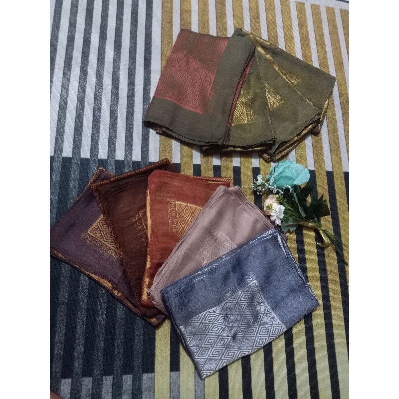 Jilbab sutra silk motif / segi empat sutra silk motif limited edition / hijab premium /hijab mewah