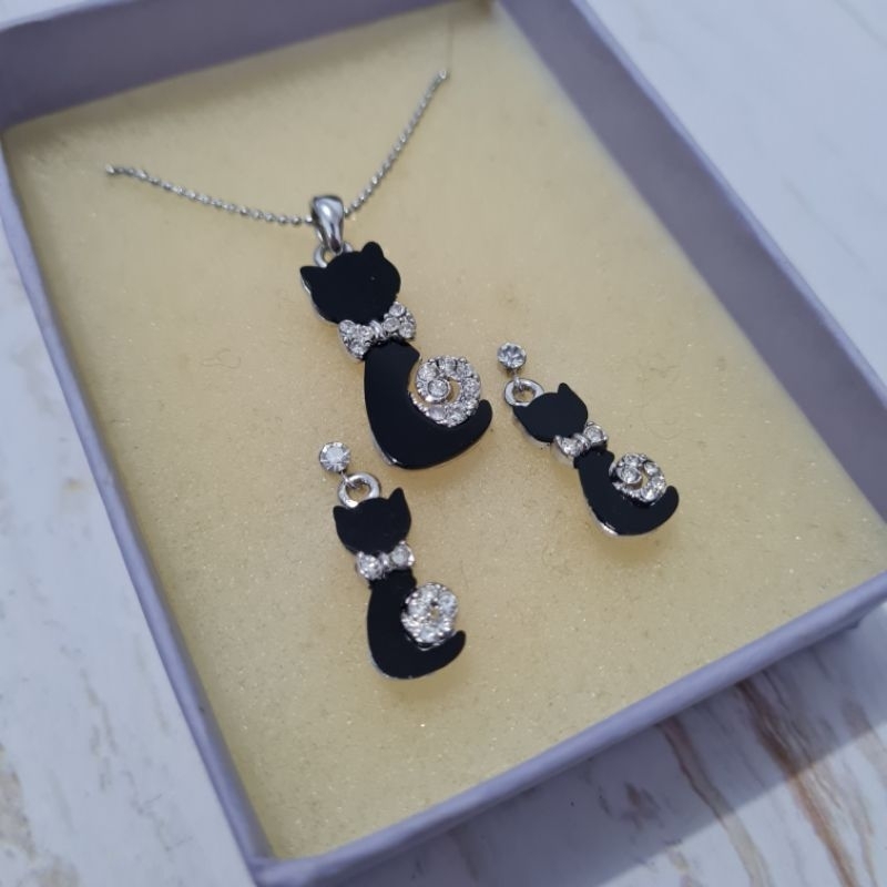 Gift Set Jewelry Black Cat Necklace & Earrings / Set Hadiah Perhiasan Kucing Hitam Kalung & Anting-A