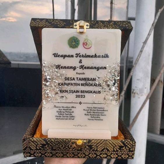 PLAKAT RESIN | PLAKAT CUSTOME | PLAKAT WISUDA | PLAKAT KEGIATAN