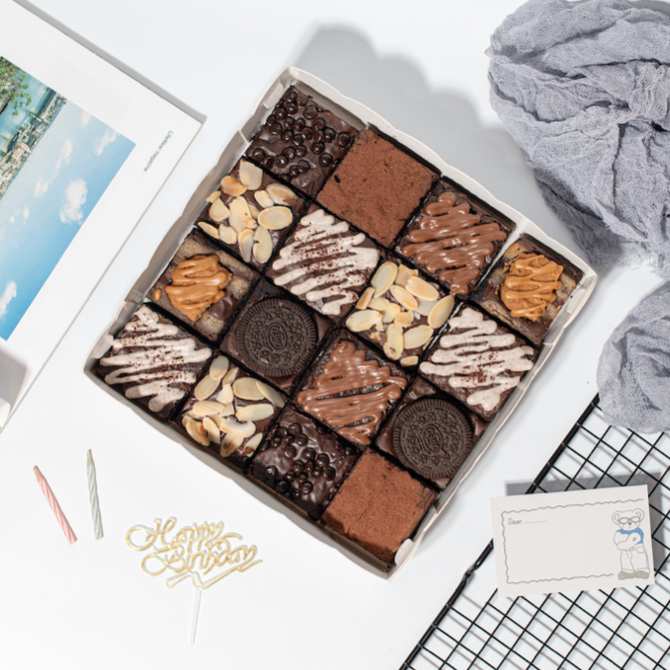 

HAMPERS GIFT BOX MIX BROWNIES [CUSTOM: Hadiah, Graduation, Anniv / Wedding, Birthday / Ulang Tahun]