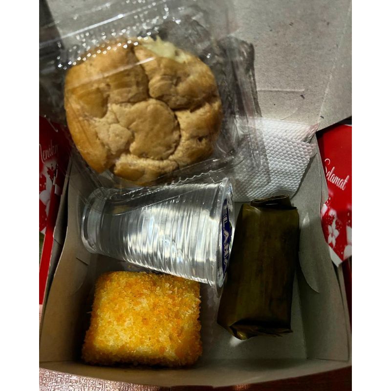 

Snack Paket Kue Box + Air Mineral