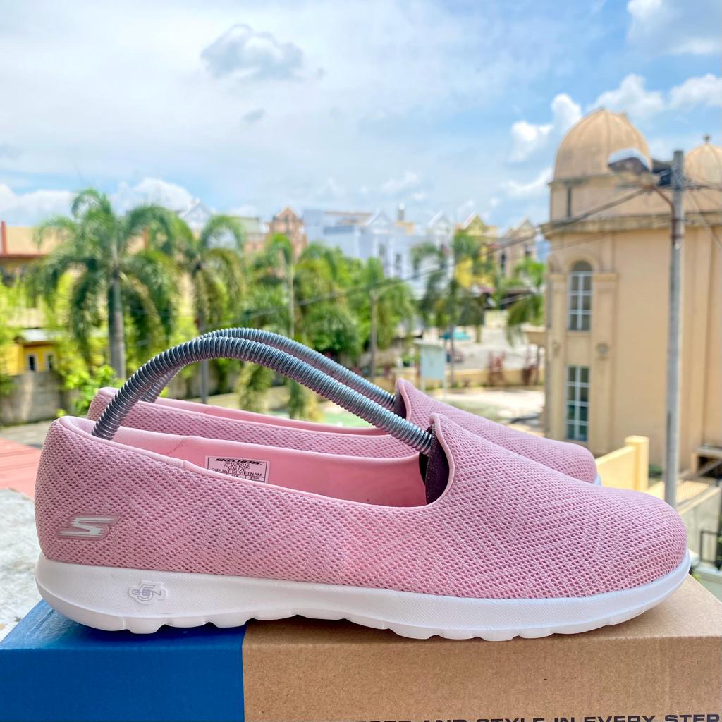 BEKAS PAJANGAN SEPATU SKECHERS WANITA SKECHERS GO WALK LITE SWEET GAL 136012 MAUVE WOMEN SLIPON FLAT