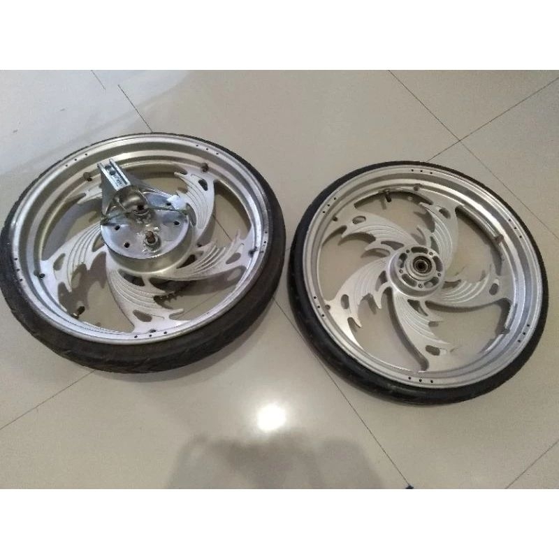 Dijual Satu Paket Velg Lebar Tiger VariasiBekas Custom di Astrea Grand