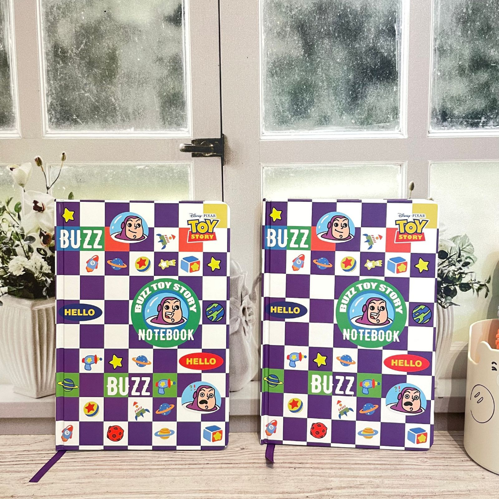 

Buku Tulis Hard Cover Buzz LightYear Notebook Tebal Bergaris ukuran B5 karakter Toy Stori Best Quality CUTE BANGET Alat Tulis Sekolah dan Kantor Harga Murah bisa Grosir dan COD