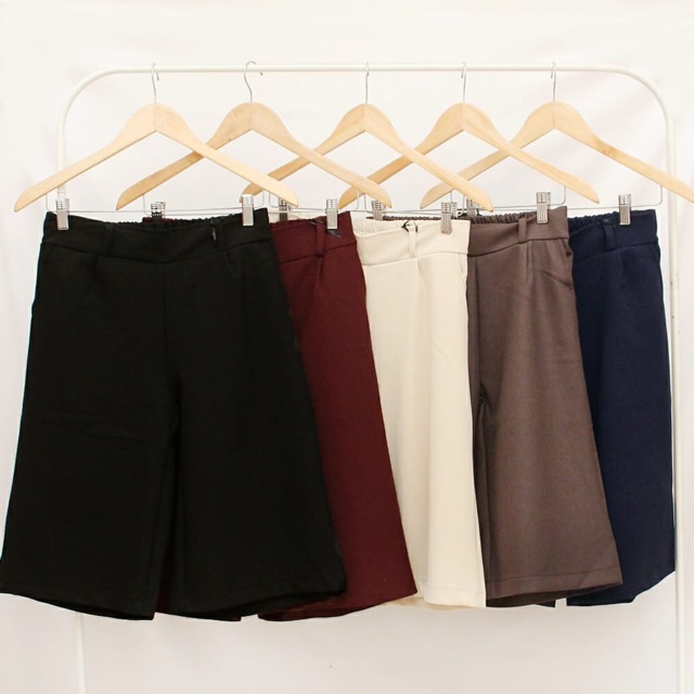 Kulot Pendek Hitam // Kulot Jumbo Hitam // // Kulot Pendek Hitam Putih // Kulot Pendek Jumbo // Cela