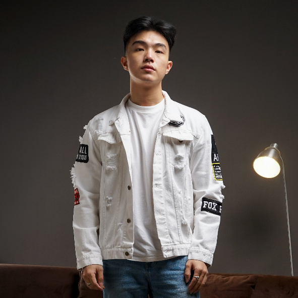 JAKET PRIA JEANS BAHAN DENIM MODEL SOBEK-SOBEK WARNA PUTIH MOTIF EMBLEM LOGO FULL BORDIR HIPHOP PAKA