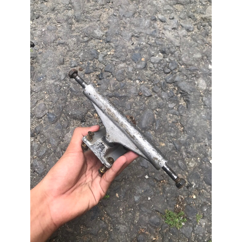 Truck skateboard second