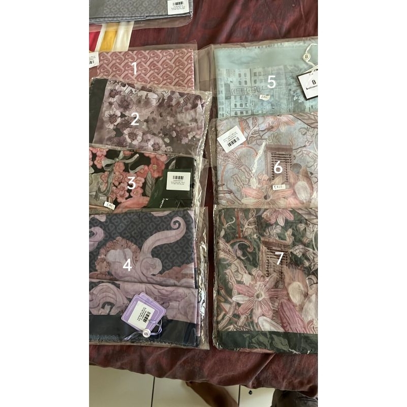 Buttonscarves As Is item