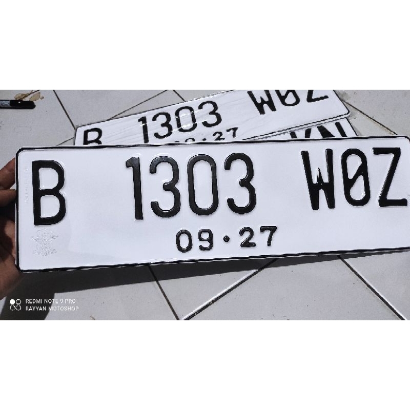 plat nomor mobil sepasang