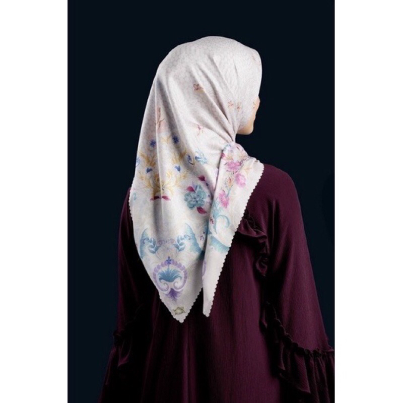 Preloved Royal Scarf Wearing Klamby Scarf Windsor