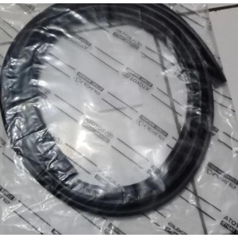 Karet kaca depan Avanza Xenia lama.