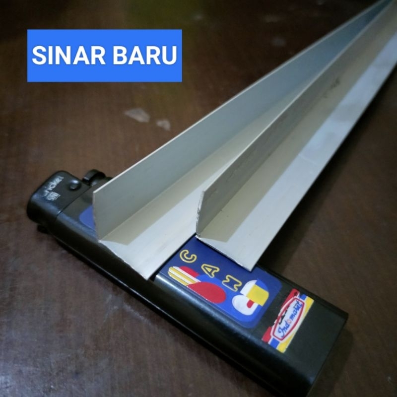 WARNA SILVE/CA LIS SIKU ALUMUNIUM UKURAN 1,2 CM X 1,2 CM BISA BUAT LIS PINGGIR KACA LIS MEJA LIS AQU