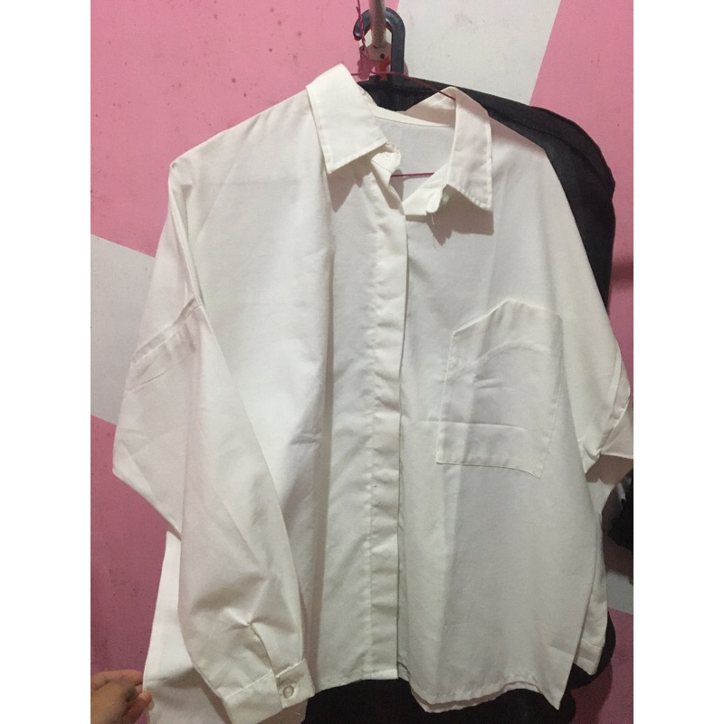 Kemeja oversize putih