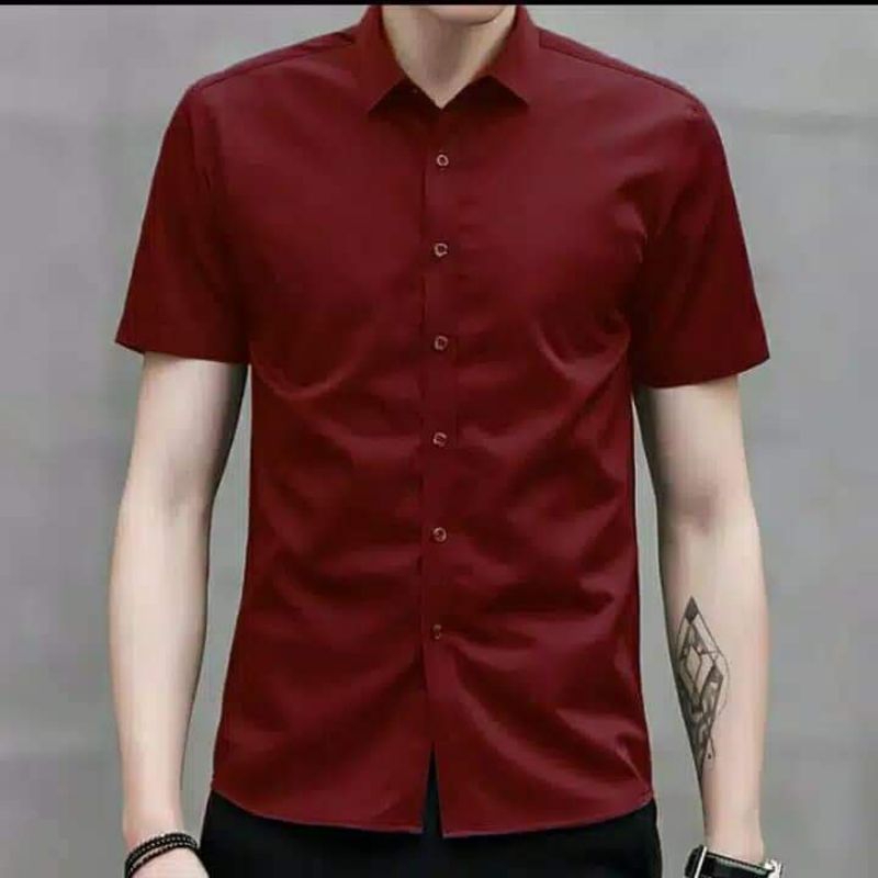 Kemeja Polos Pria Lengan Pendek Warna Merah Maroon