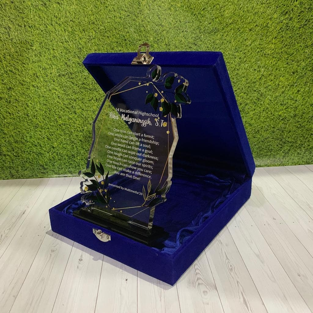 Plakat, Piagam, Penghargaan, Trophy, Kado Wisuda, Plakat Magang, Plakat Kenang-Kenangan, Ucapan Teri