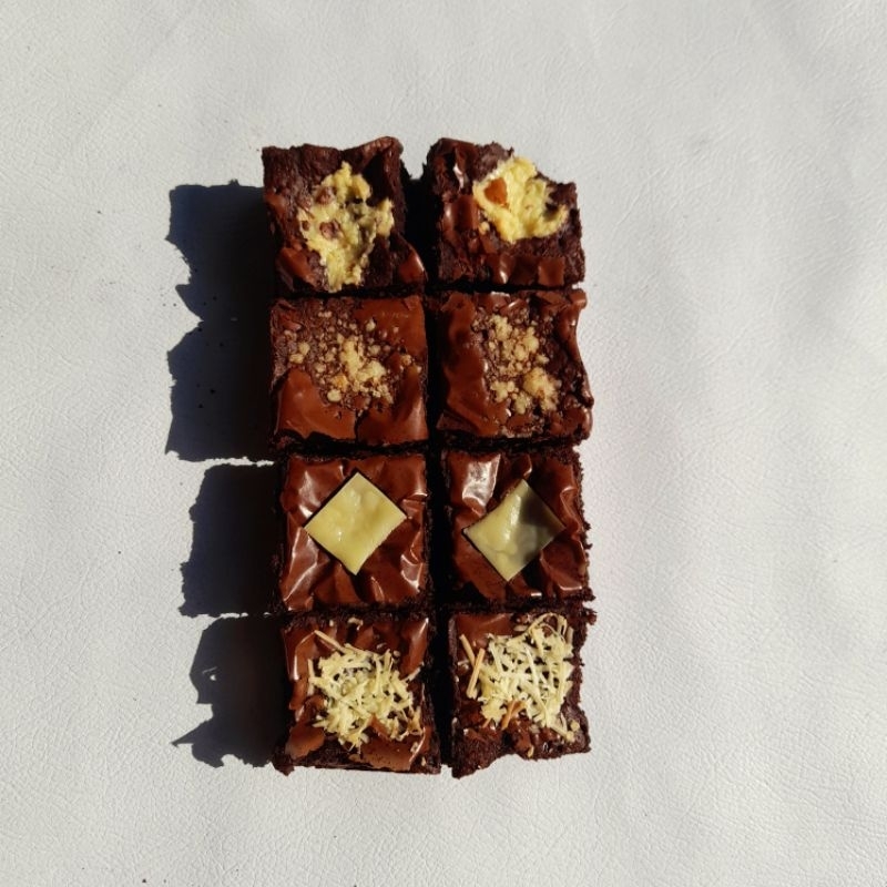 

Medium Brownies Potong Cheese Mania | Brownies Panggang Bandung Chewy Legit Medium 20x10