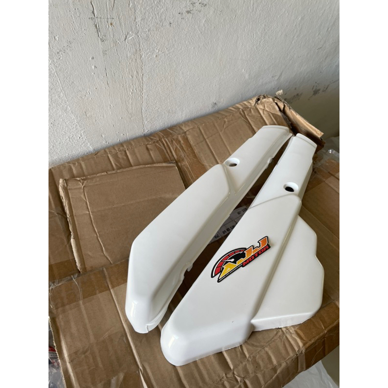 cover box aki . tutup kotak aki diri dan kanan yamaha alfa warna putih