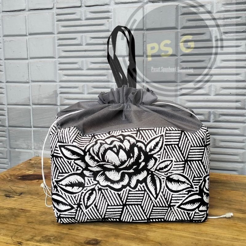 

Tas box/serut/spunbond hajatan motif bunga mawar 22x22 1lusin (isi 12pcs)