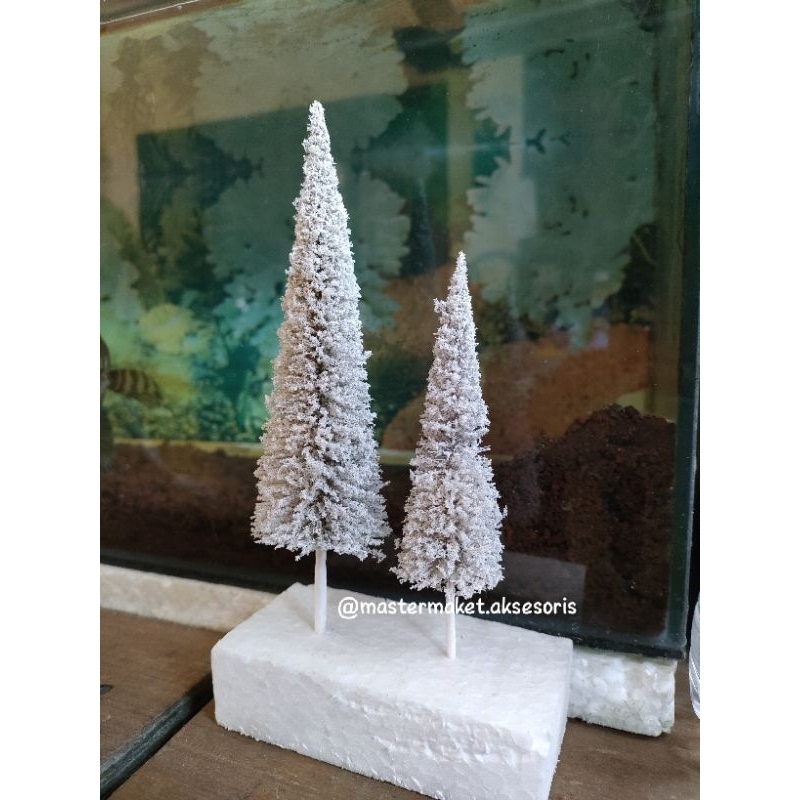 Miniatur Pohon Cemara Uk. 20 cm (pohon pinus)