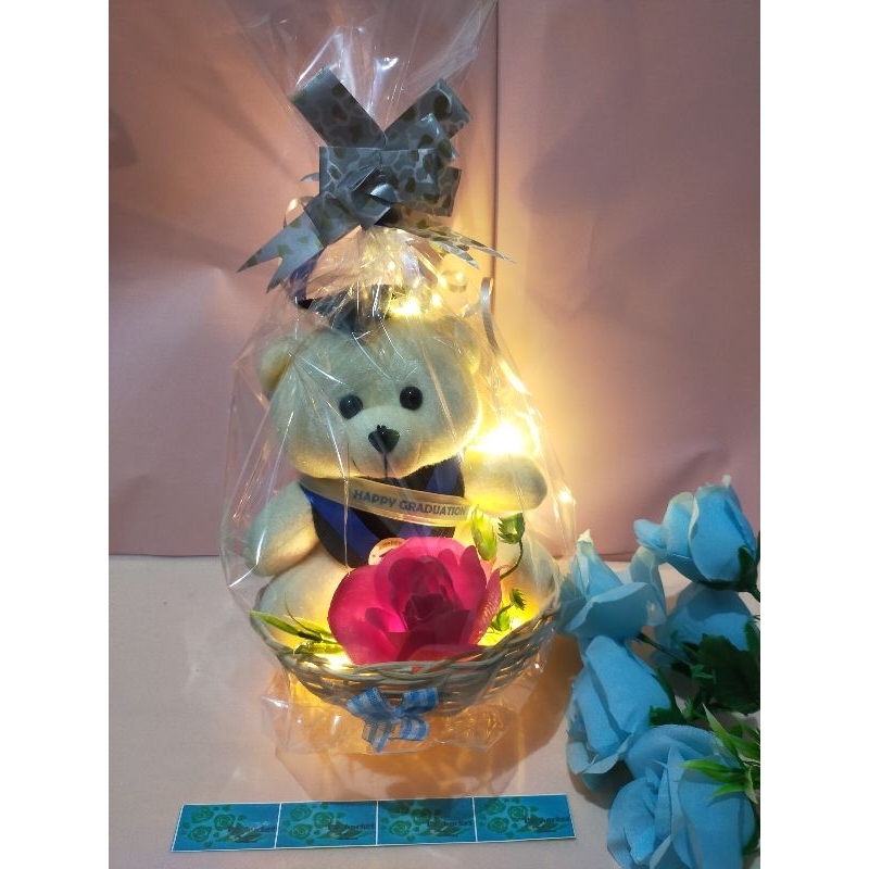 	 kado wisuda boneka keranjang	