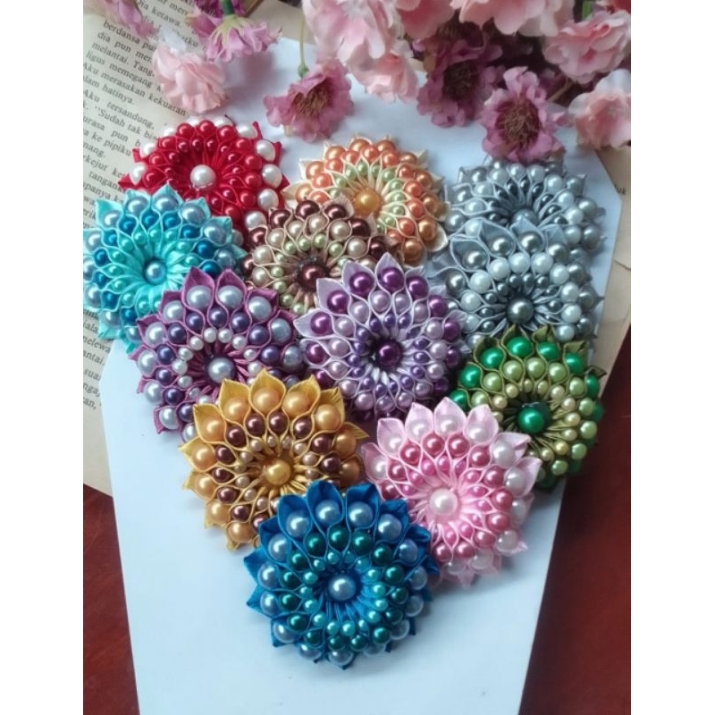 Bross bunga, pita satin, mutiara.