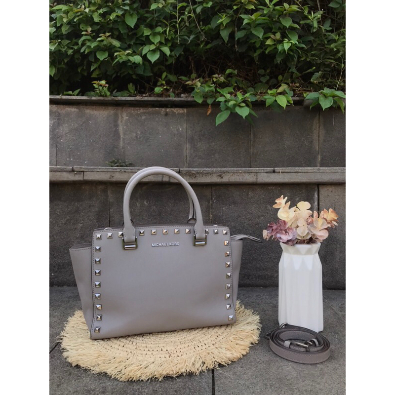 MK Selma Stud in grey