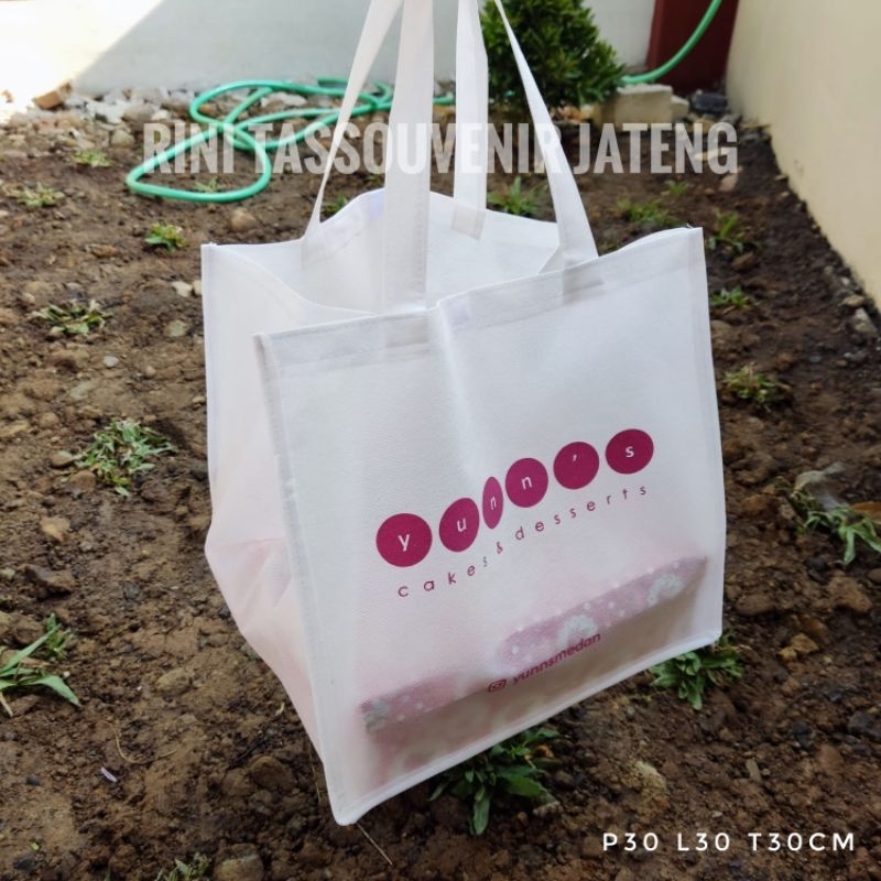 

Tas hajatan Sablon Tas spunbond sablon Tas promosi sablon Tas meninggal Tas hajatan