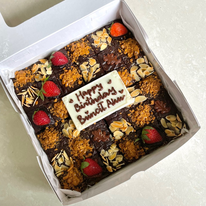 

(SPECIAL WHITE BOX) One set Fudgy Brownies for Gift! Full & Half Box
