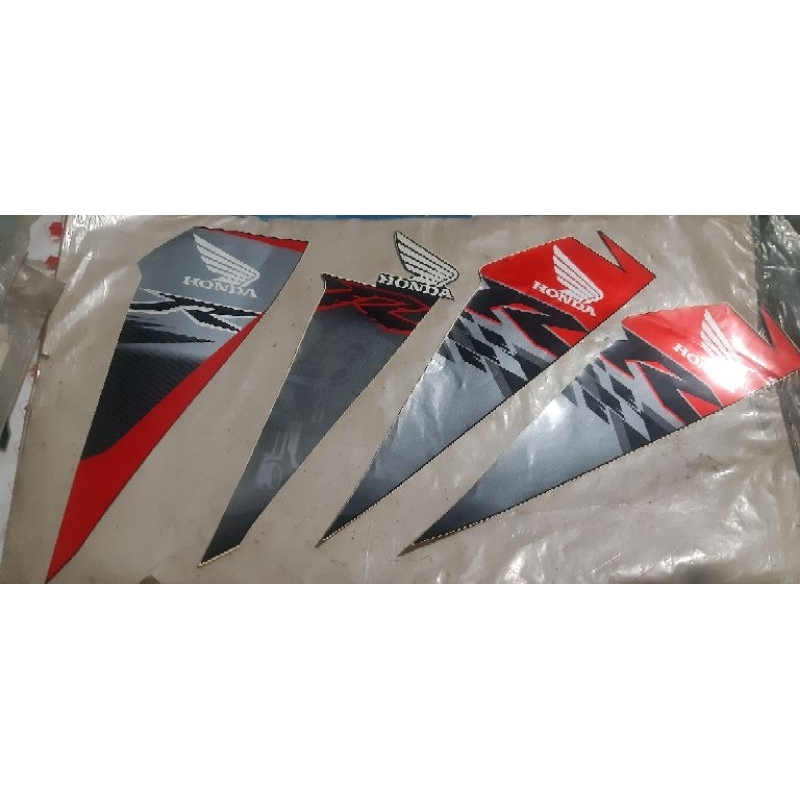 original striping stiker body kanan sayap samping luar supra x 125 batman warna merah hitam silver a
