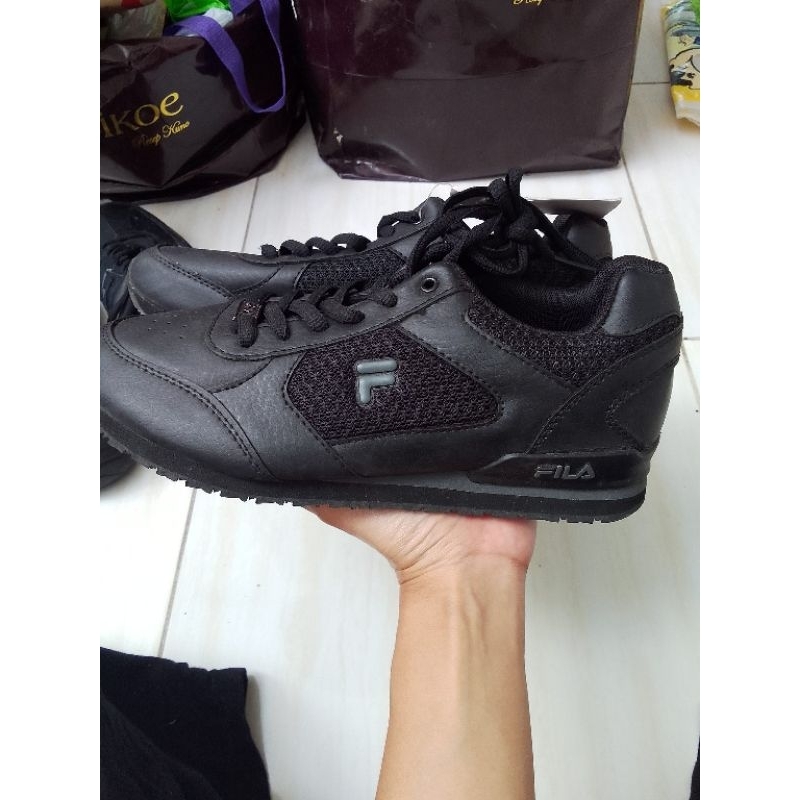 sepatu hitam merk FILA