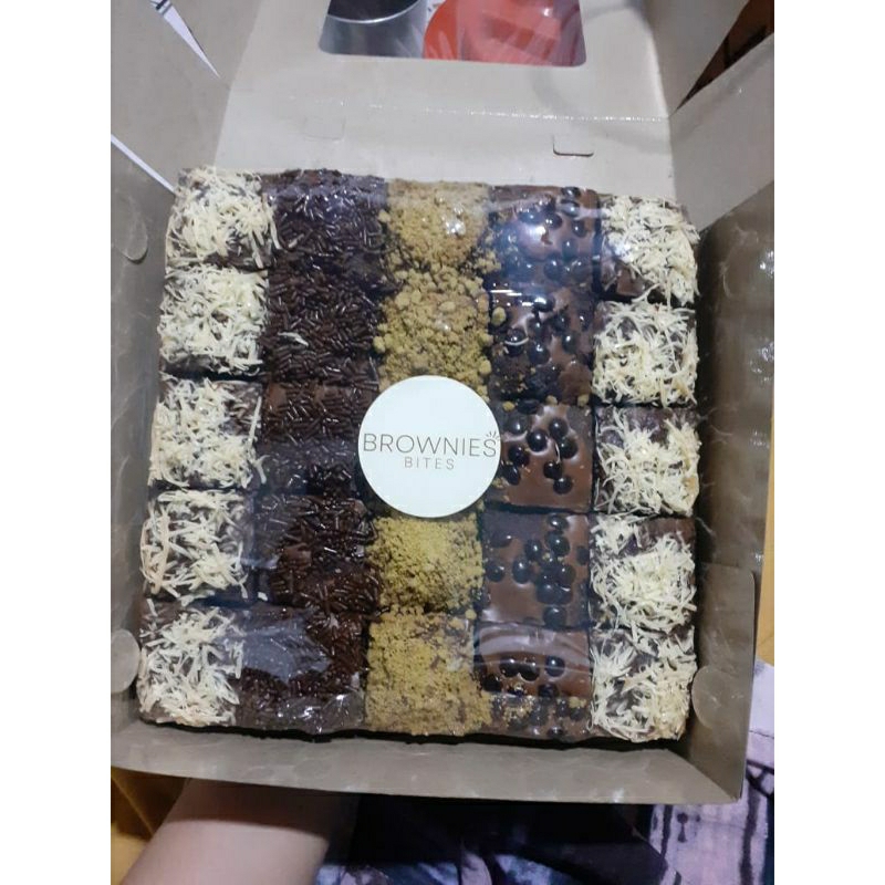 

BROWNIES FUDGY shiny ( brownies sekat 25 pcs ) DARK COKLAT