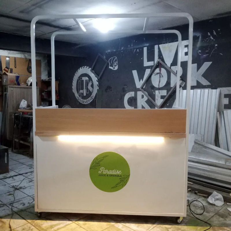 Booth kayu minimalis