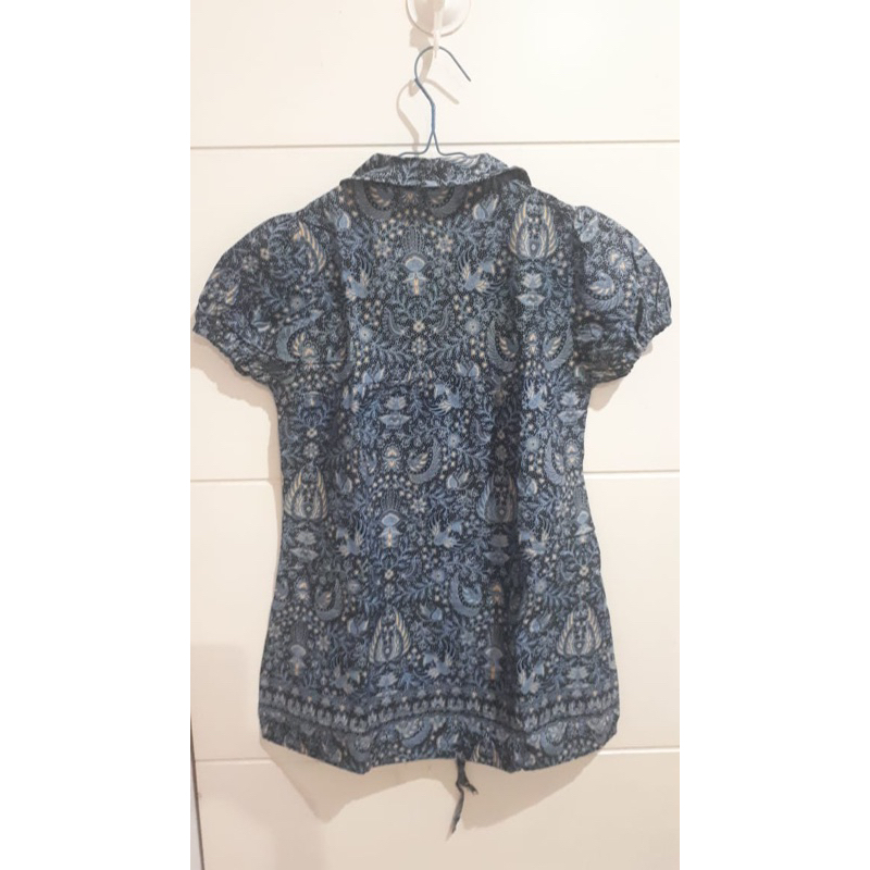kemeja batik biru lengan pendek