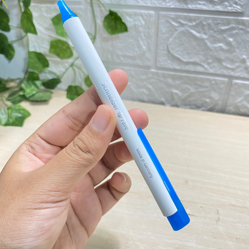 

pulpen hitam schnelder