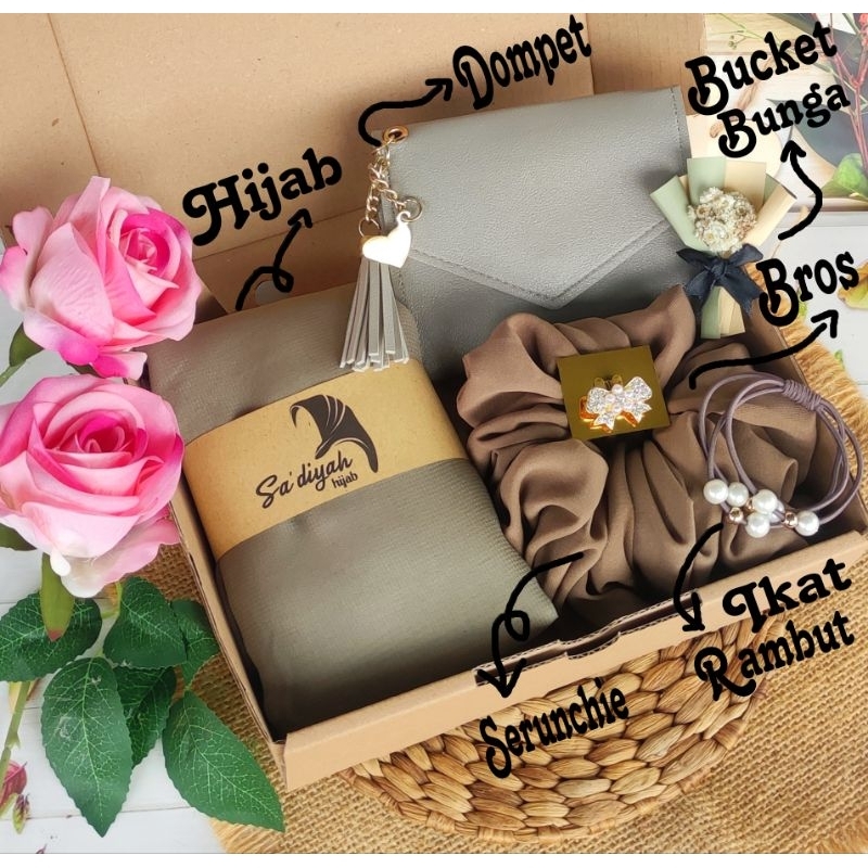 

Hampers Hijab Segi Tiga/ Gift Box Hampers Ultah/ Hampers Nikahan/ Hampers Wisuda